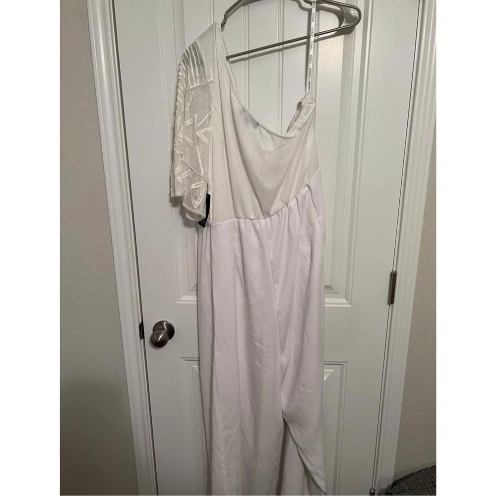 One shoulder white jumpsuit from Eloquii.
Size 18
Beaded detail on top.
Purchase - Picture 11 of 11